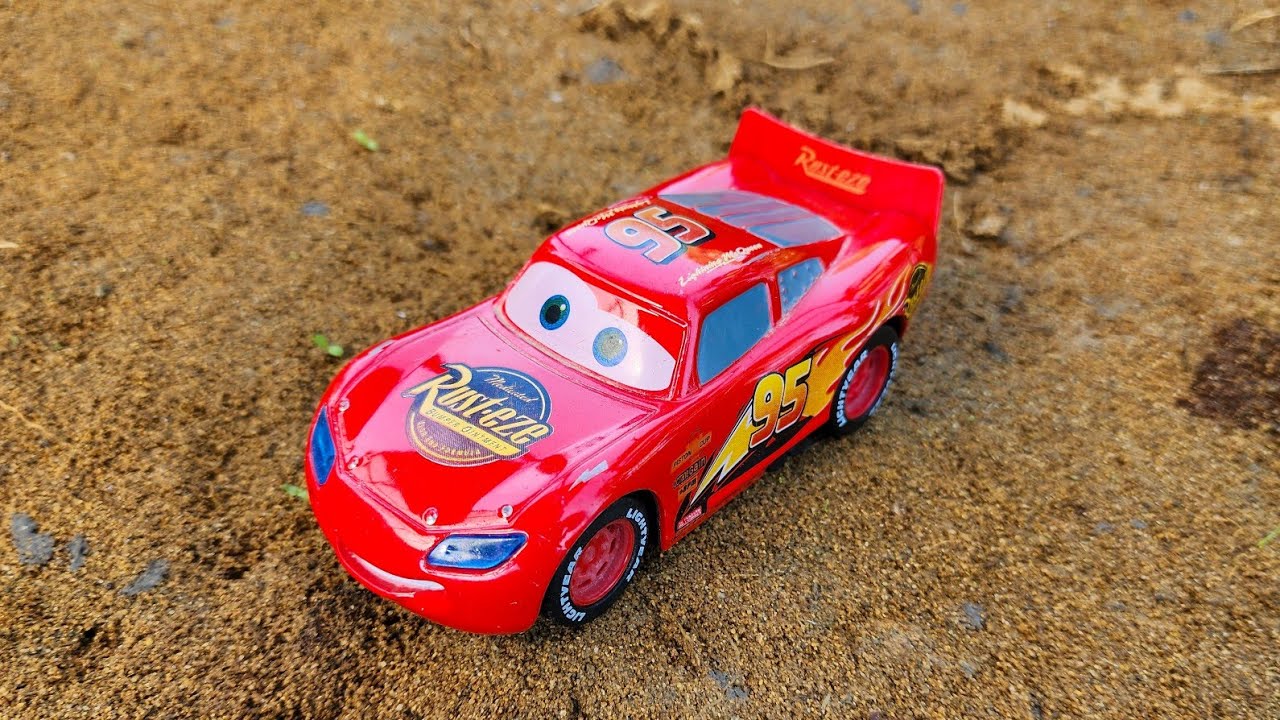 Menemukan Mainan Mobil Disney Pixar Cars & Lightning McQueen, Chick Hicks, Mack Truck, Miss Fritter