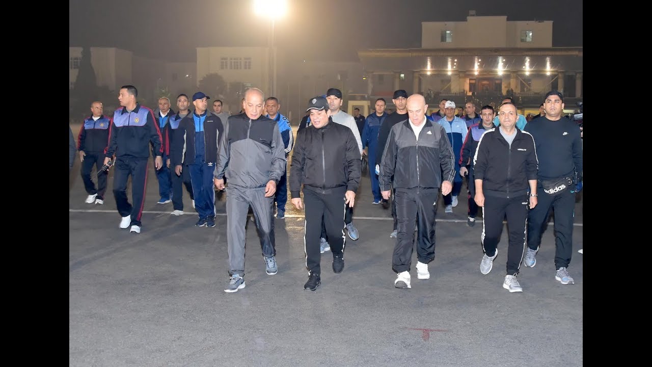 الرئيس السيسي يزور الكلية الحربية فجرًا.. ويلتقي طلابها