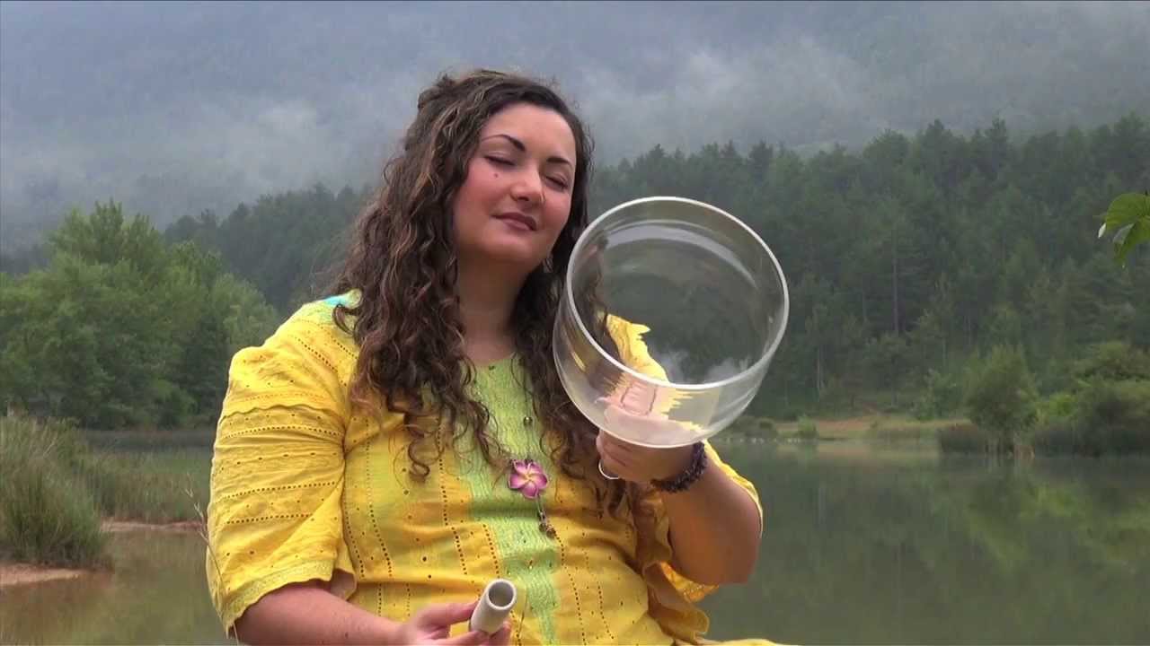 Matilda Aeolia -CHANT VIBRATOIRE - Trouver sa voix (e).Extrait du film.: www.debowska.fr