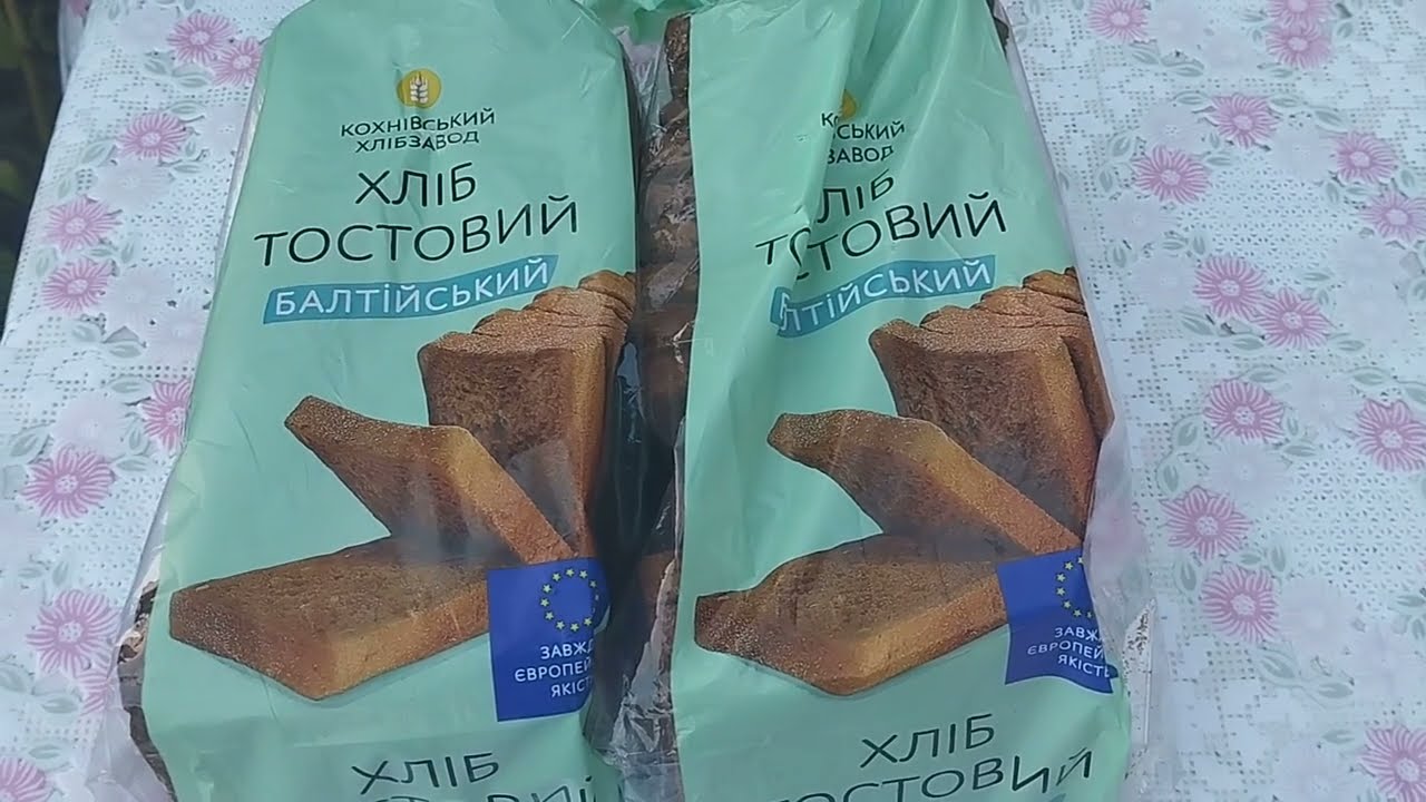 Поки Оля співає . Валєра щось купив і розпаковує.