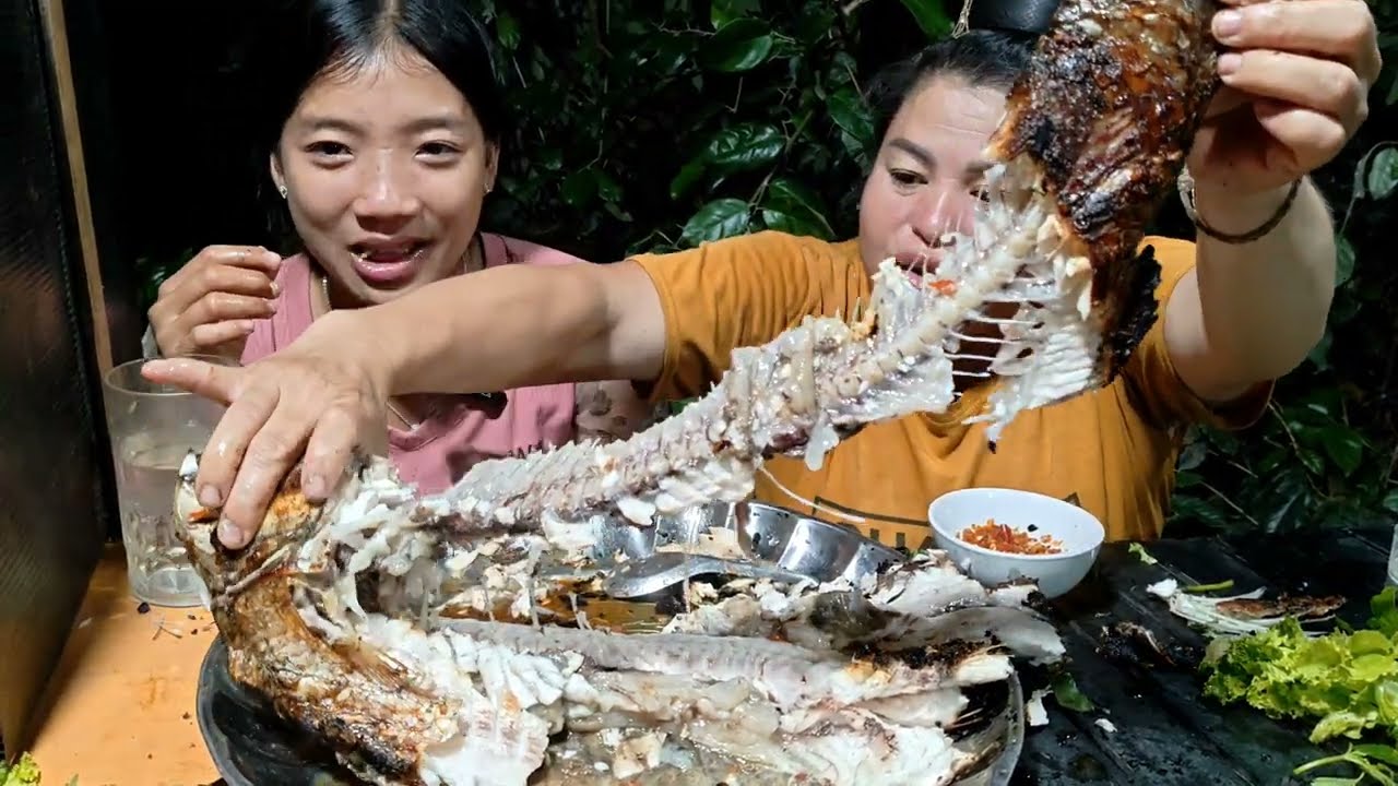 Quá Khủng Với Cuộc Thi Ăn 12KG Cá Trắm Đen Khổng Lồ Nướng Nguyên Con Ở Tây Bắc