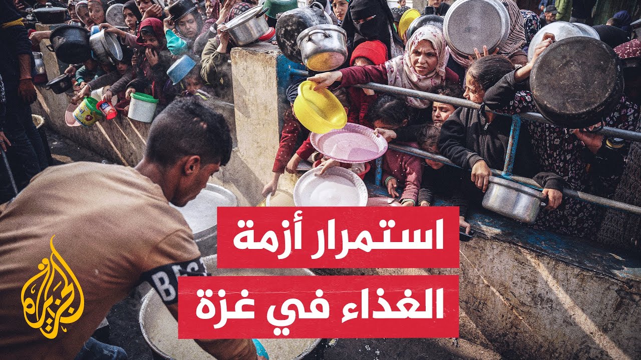 فلسطينيون يصطفون في طوابير للحصول على الطعام في دير البلح وسط قطاع غزة