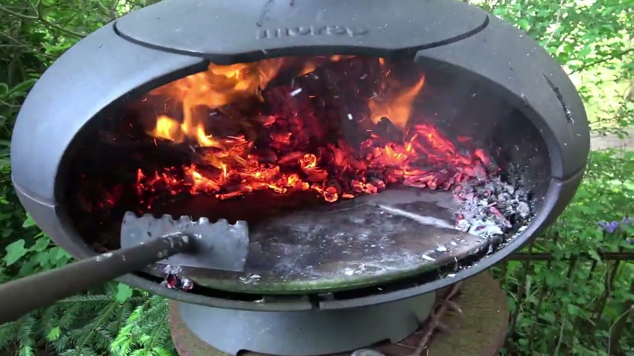 Pizza im Morsø Living Gartenofen Forno