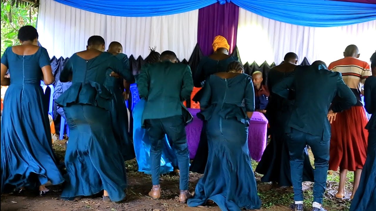 TAZAMA ALICHO FANYA DADA HUYU MBELE ZA WATU