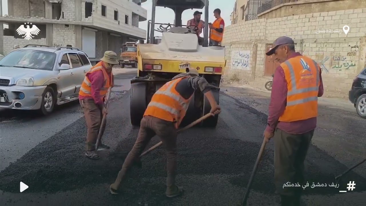 محافظة ريف دمشق تقوم بأعمال تزفيت الطرقات في بلدة حجيرة في منطقة الكسوة وجنوب دمشق 