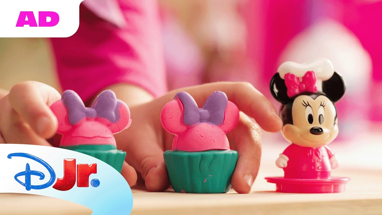 AD | Working at Minnie's Bowtastic Cafe! | 🎀 Minnie's Bow-Toons 🎀 | @disneyjr