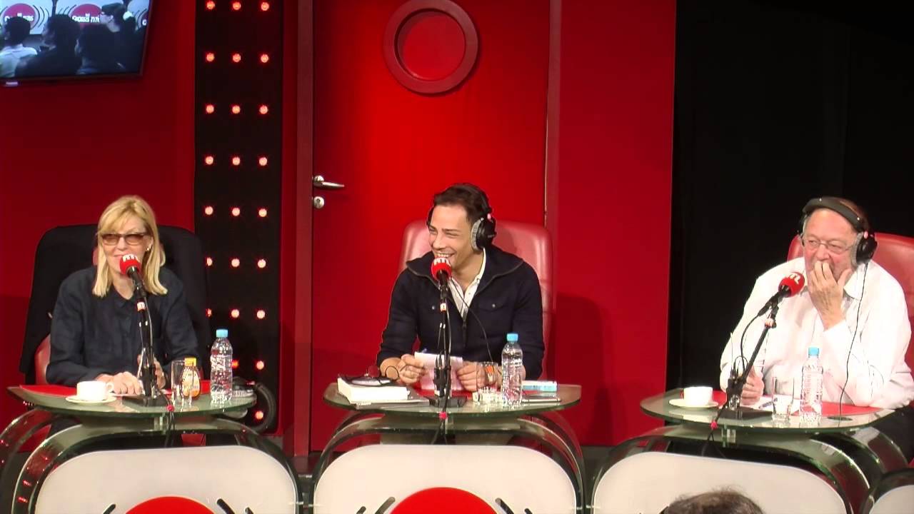 Pierre Bénichou drague une spectatrice et chante dans Les Grosses Têtes - RTL - RTL