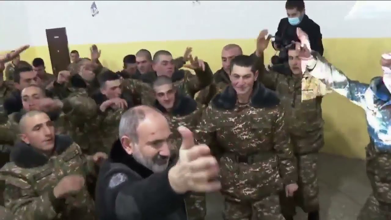 Վարչապետ Փաշինյանը Ամանորի երեկոյին պարել է զինվորների հետ