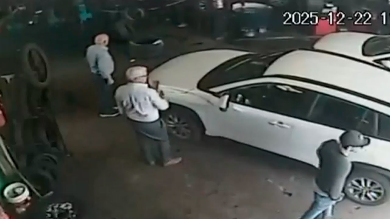 Le PINCHARON la rueda para robarle 15 MILLONES luego de salir del banco: dos detenidos en La Plata