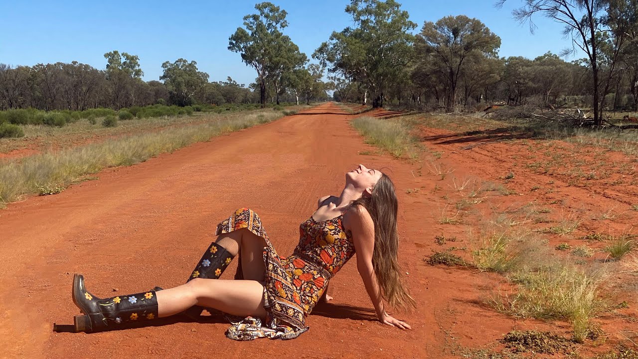 Showering With Deadly Redback Spiders! A Day In The Life In The Australian Outback