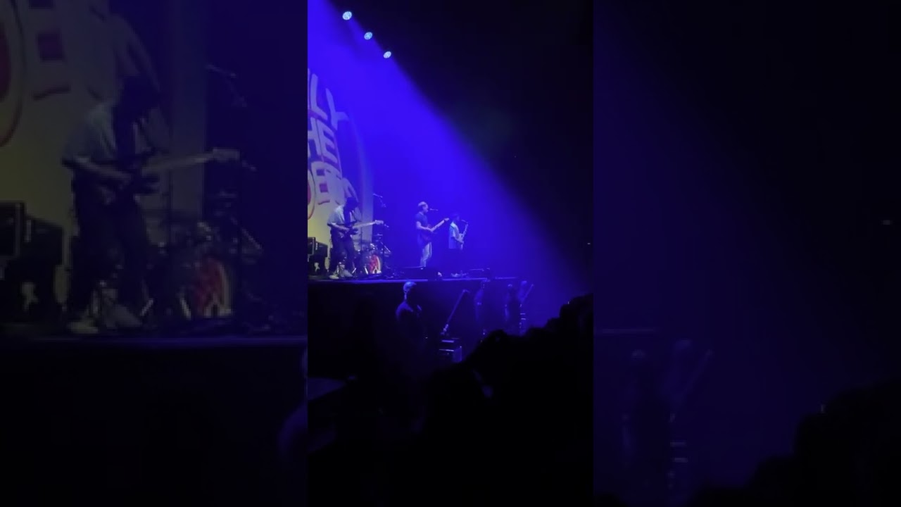 Only The Poets - Looking At You, live at Oslo Spektrum in Oslo, 27.03.22 (front row)