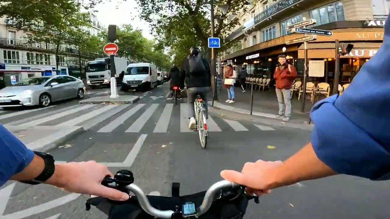 Morning Brompton commute in Paris, from Barbès station to place de l'Alma