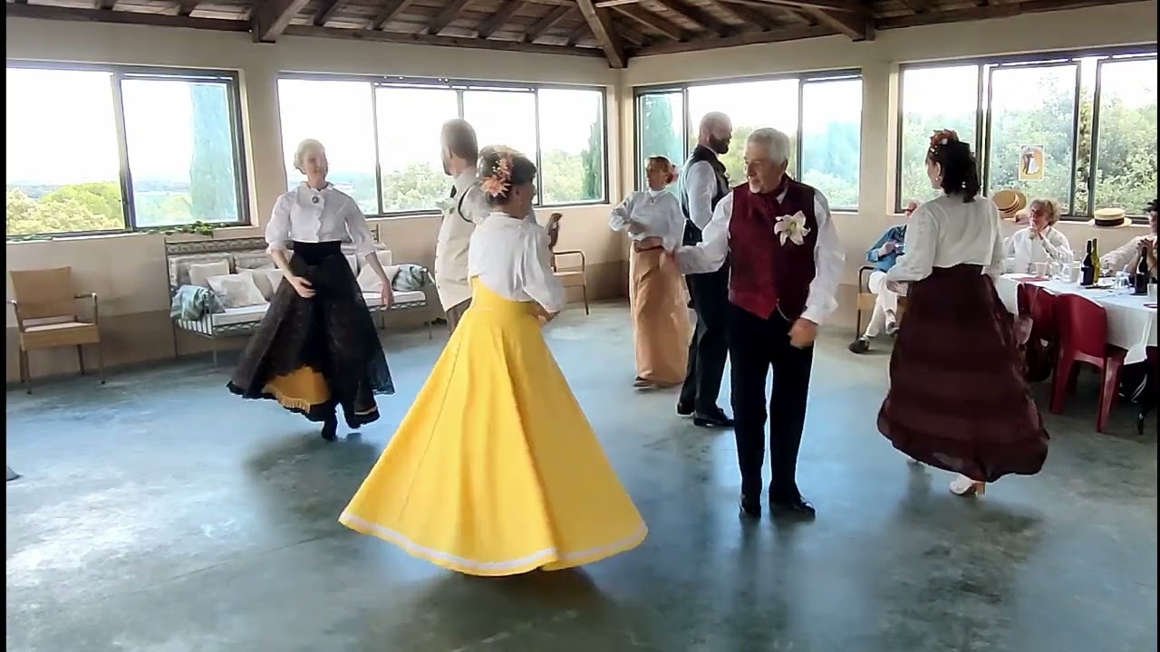 Quadrille des fleurs Figure 2 : Le Dalhia Magdanse