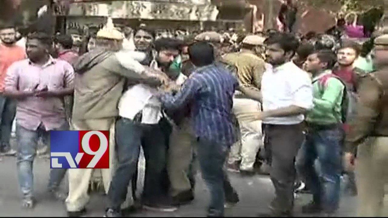 ABVP Vs. Left students @ Delhi's Ramjas College - TV9