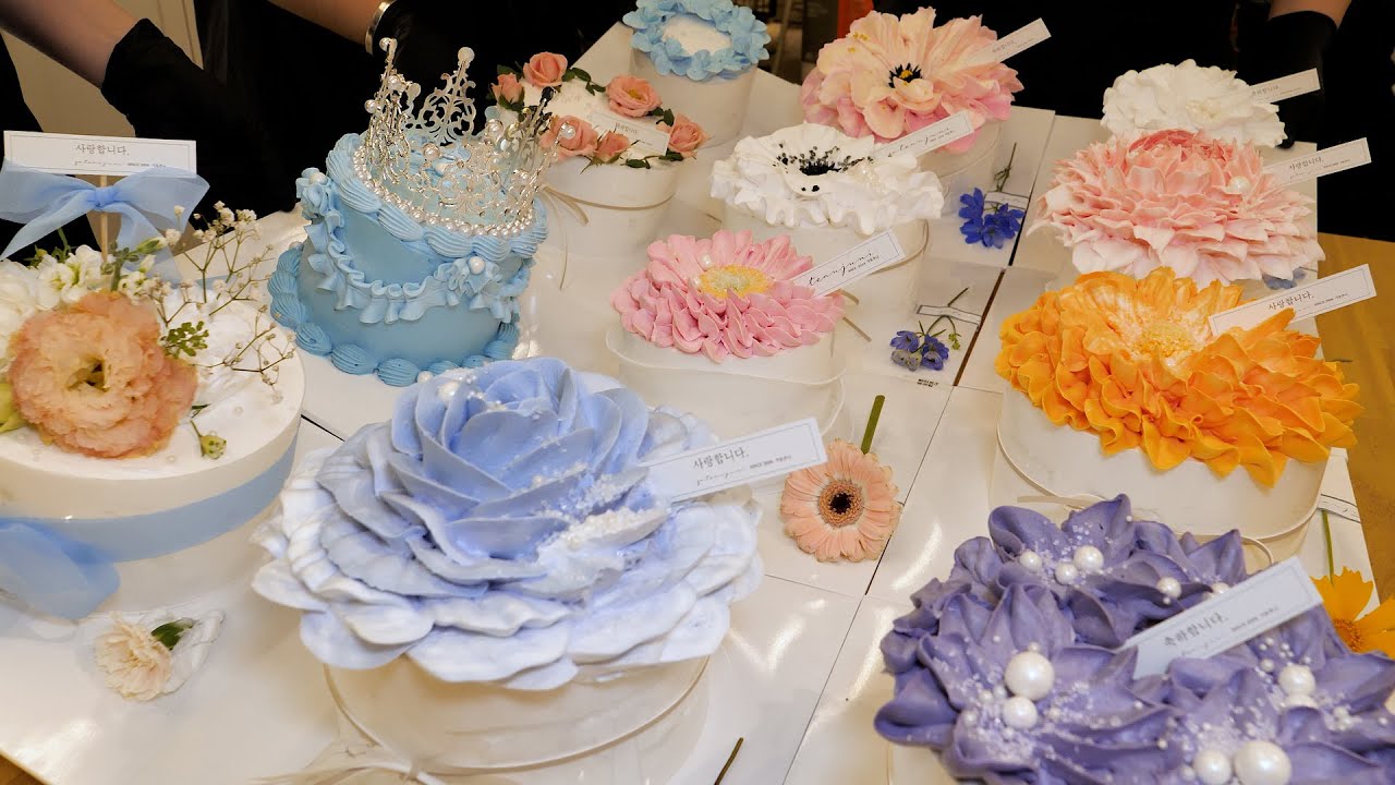 Kuchen für einen besonderen Tag? Herstellung von frischem Sahne-Blumenkuchen - Корейская уличная еда