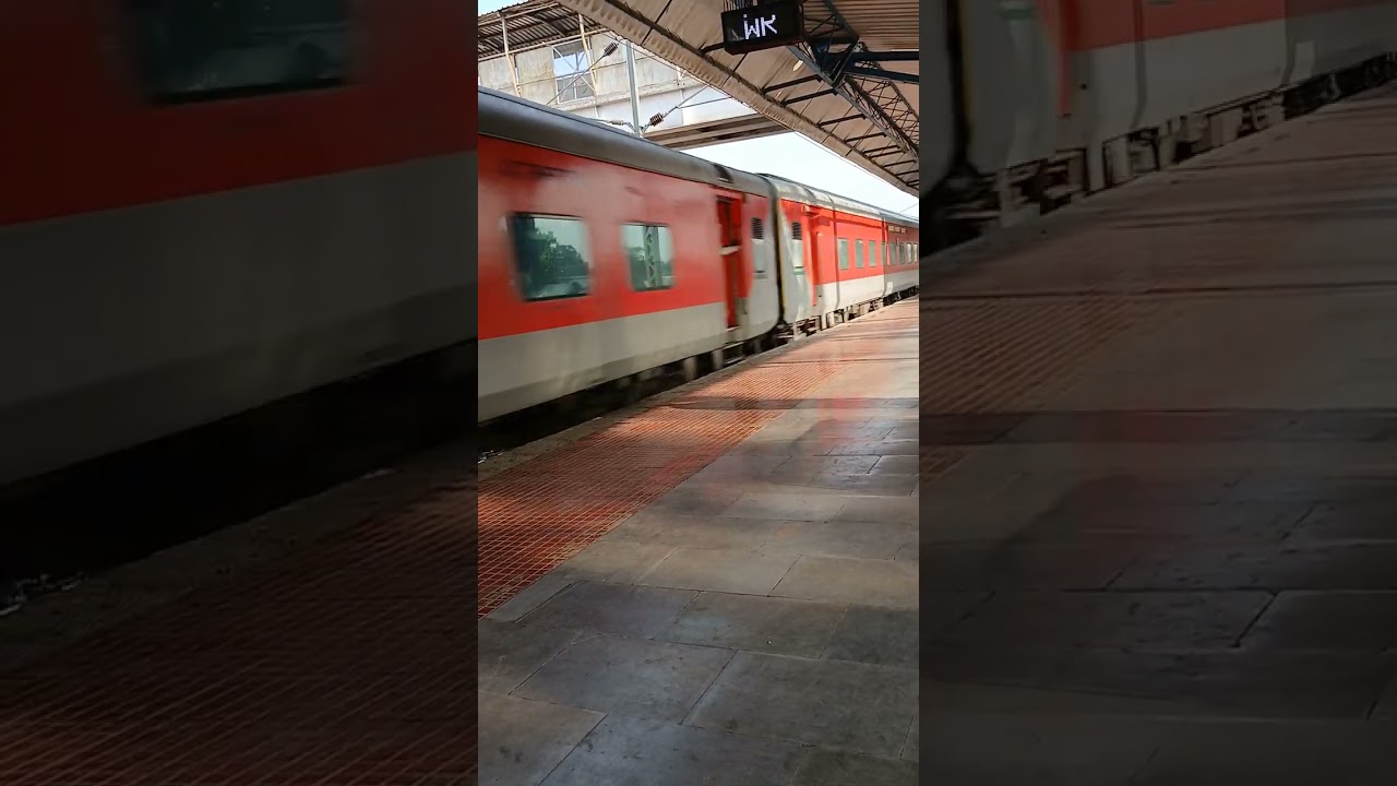@Train no 12958 Rajdhani Superfast @ New delhi  to sabarmati @ Grossed Kalol station