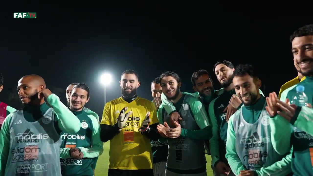 جانب من تحضيرات الخضر أمس واحتفال اللاعبين بعيد ميلاد زميليهم زين الدين بلعيد ومحمد أمين مدني
