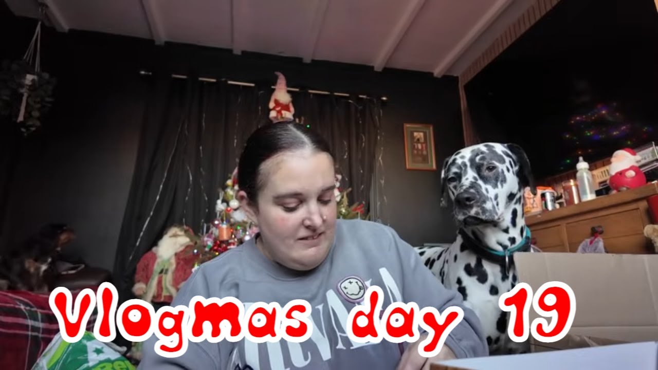 VLOGMAS, день 19! Разбираем рождественские коробки.