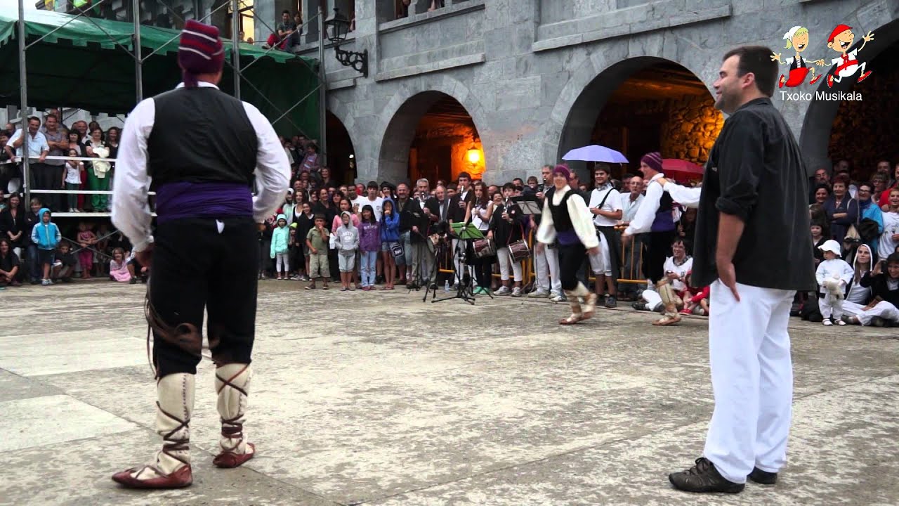 201308120110 Leitzako Aurrera Dantza Taldea 2013ko herriko festetan