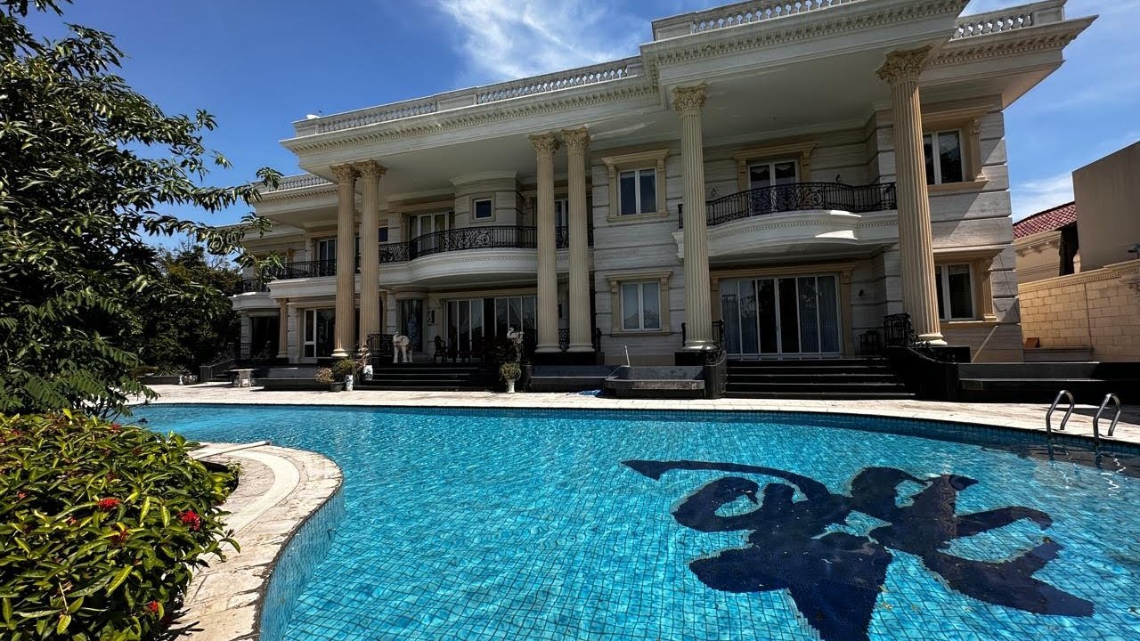 Rumah Sultan Graha Family luas 2.042m2 dengan 7 Kamar tidur semua balkon view Golf&Pool