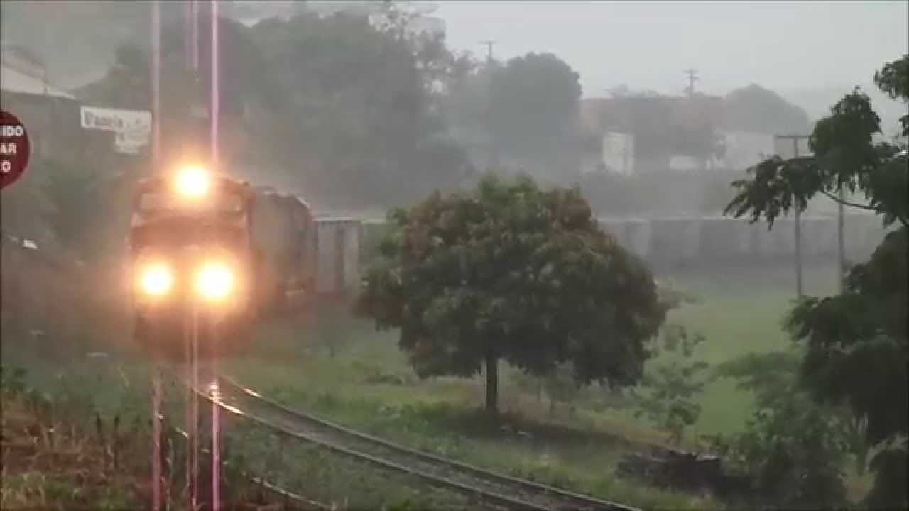 Trem da ALL na chuva D9-40BBW 8315 SD40T-2 9503 com 105 vag&otilde;es + D9-40BBW 8304 de helper