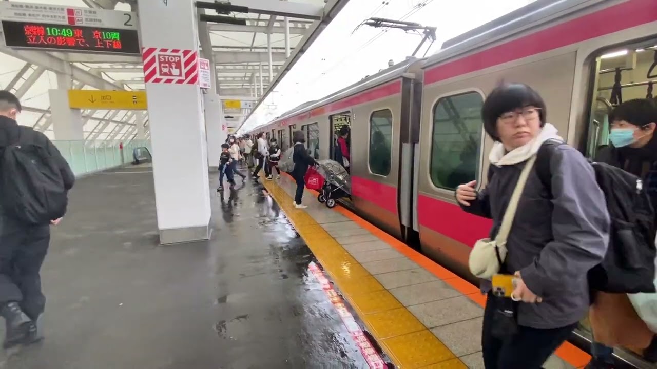 e233系　5000番台　京葉線　快速　東京行　幕張豊砂駅に入線するシーン