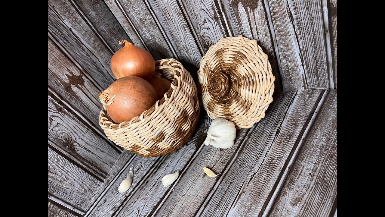 Плетенный из газет горшочек .  Newspaper Wicker Pot