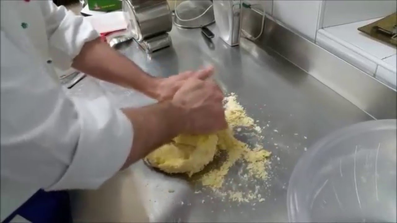 Preparazione degli strangozzi spoletini