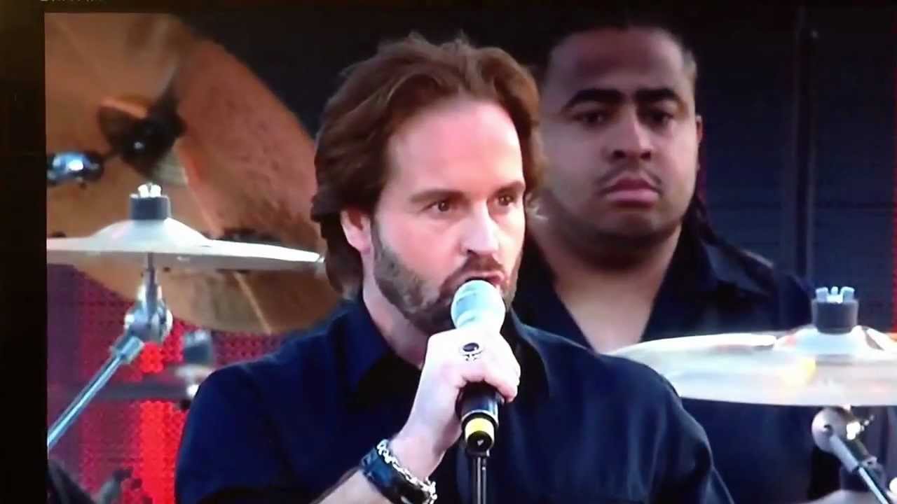 Alfie Boe sings 