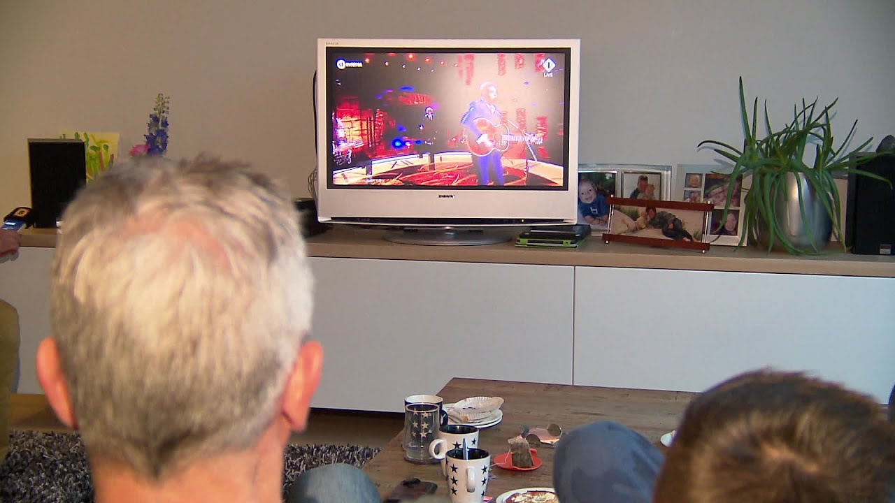 Piet Hakkens uit Steensel kijkt naar drummende zoon op Songfestival