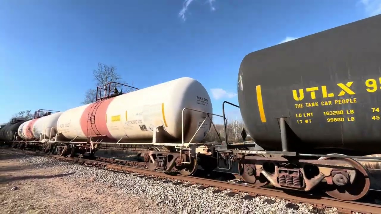 Грузовой поезд медленно проезжает переезд в штате Огайо! А slow and long freight train passing by!