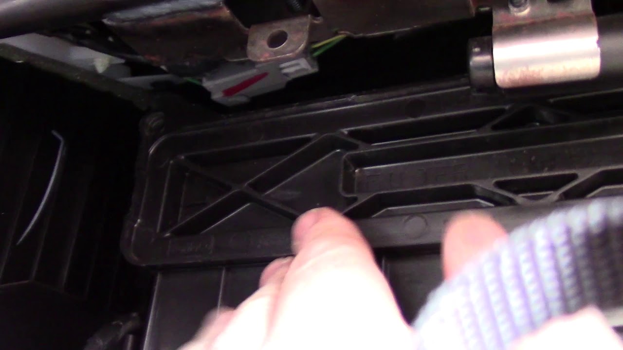 Замена салонного фильтра Ford Fusion 2010–2012 годов выпуска