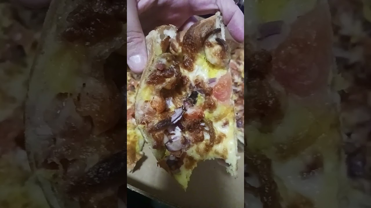 Eating Mandee's Breakfast Pizza 🍕 😋