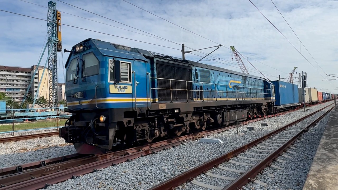 KTMB Class 29118 Tualang locomotive with container wagons seen heading to North Port.