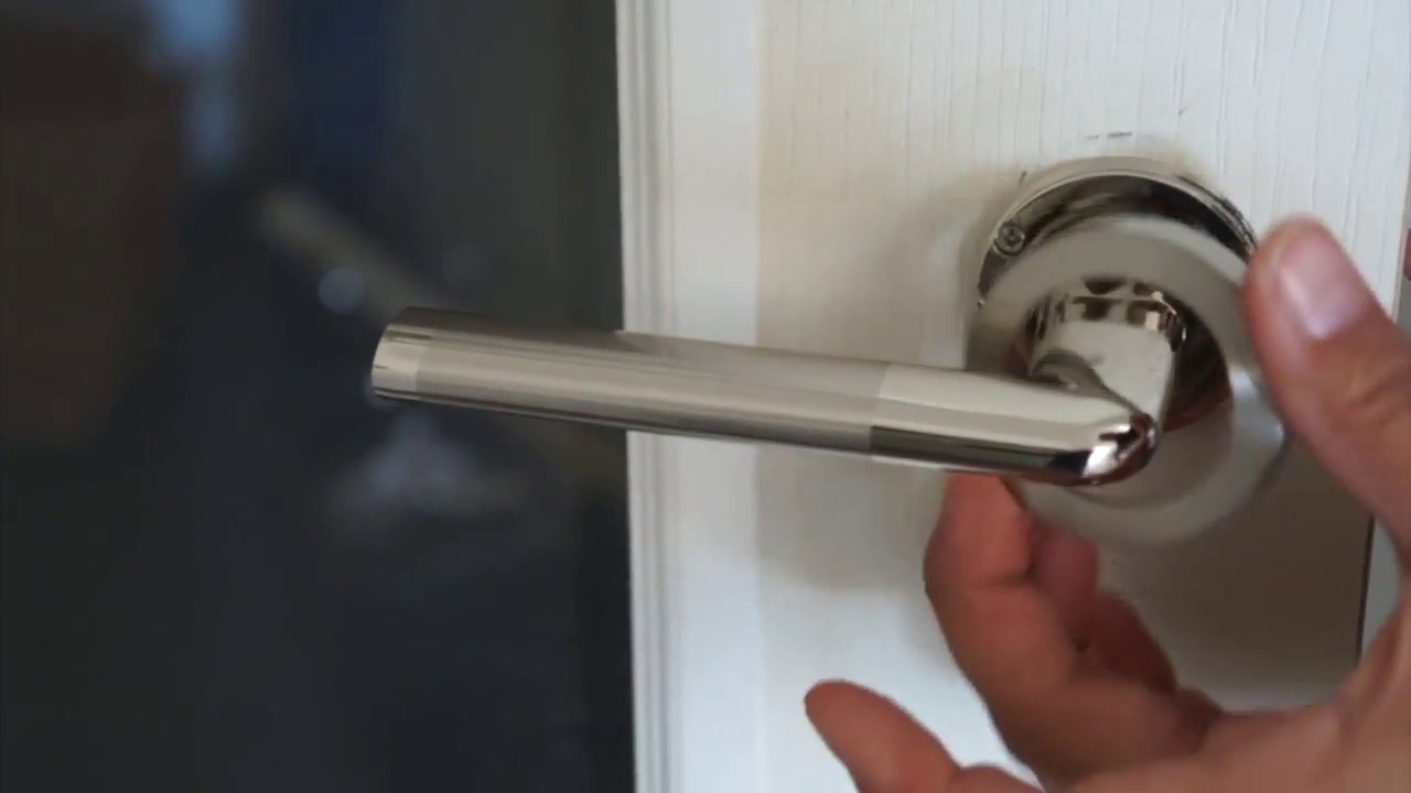 Comment installer une poignée de porte