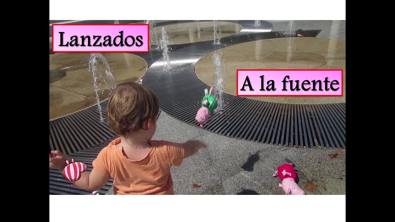 Bebé Humano baña a Peppa Pig en la fuente de los chorros | Vídeos de Peppa Pig en español