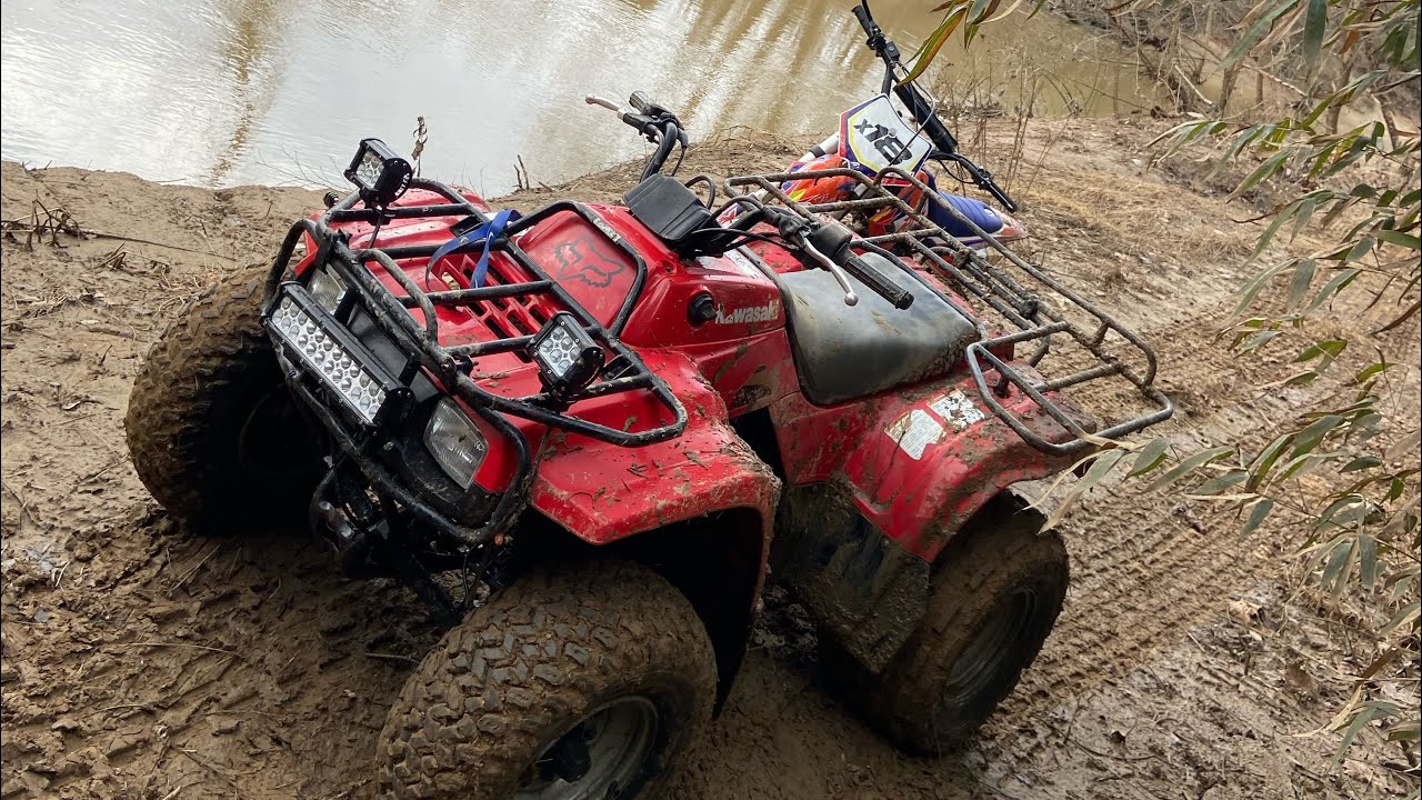 Mudding with the Kawasaki bayou 220