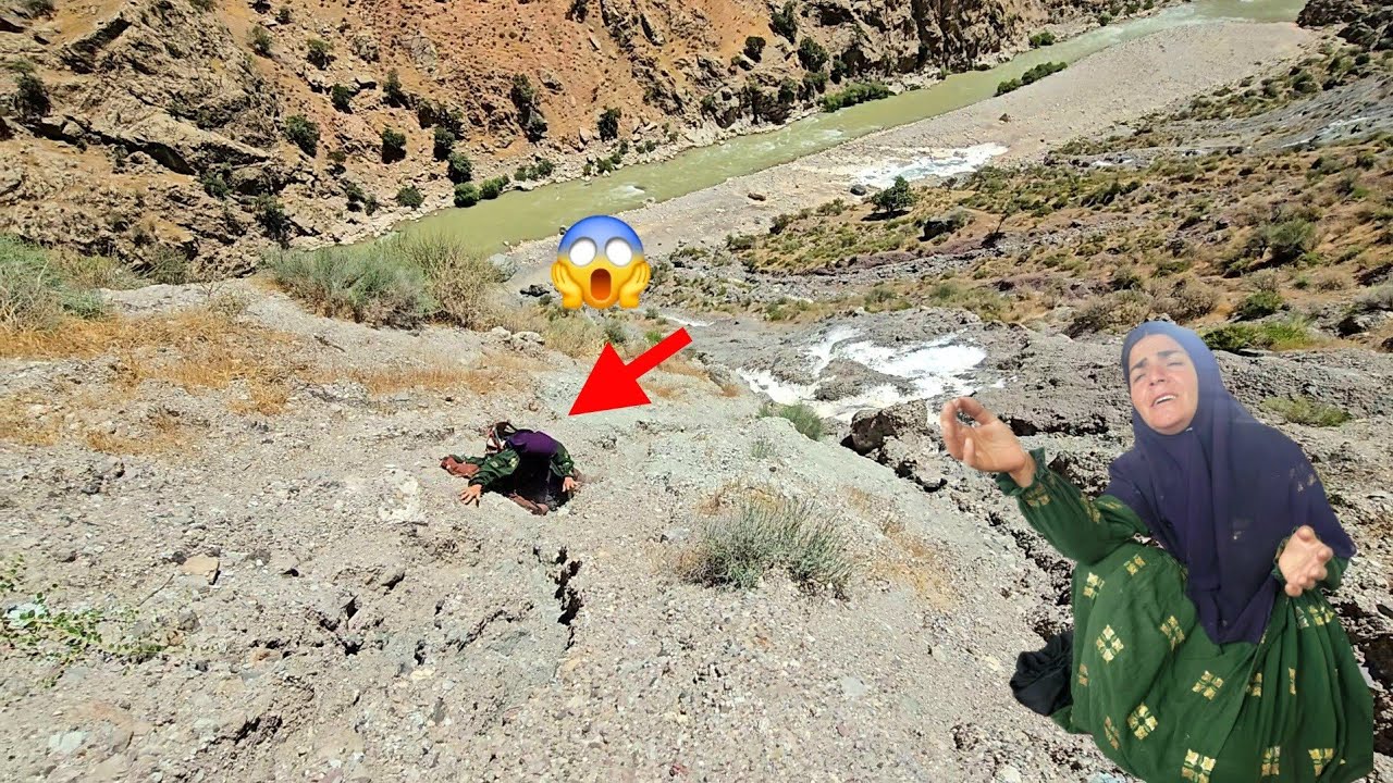 🏔🧂Extracting natural salt from the mountains: Picking mountain apples by the roaring river🍏