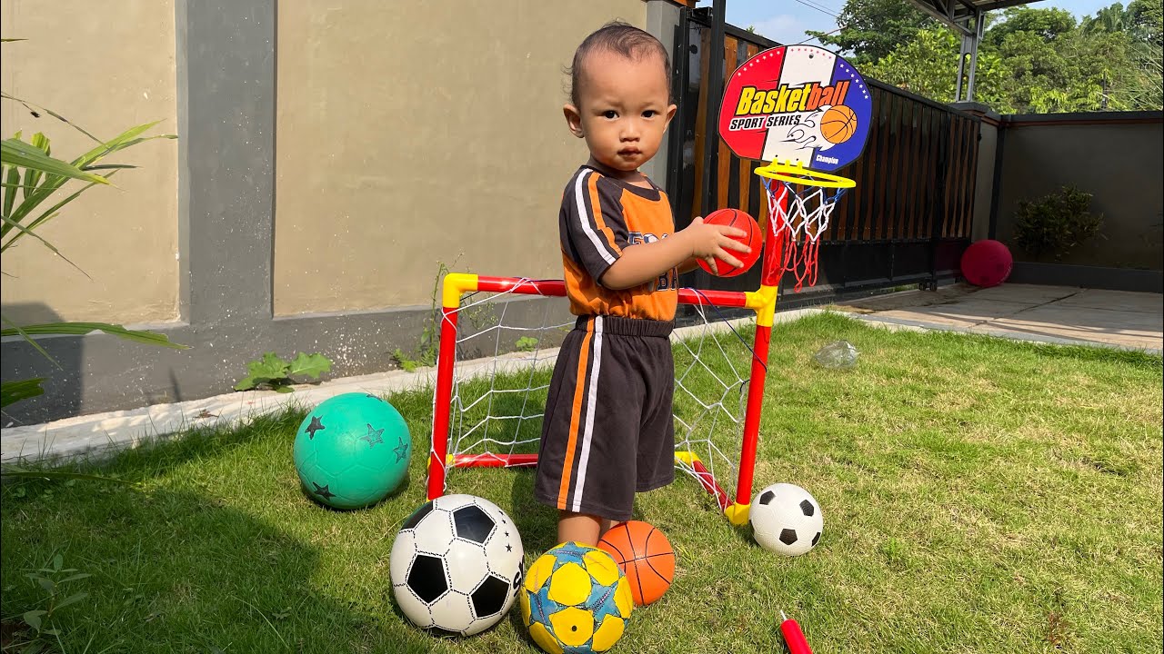 Bermain Sepak Bola, Adek Cetak Gol! | Lanjut Bermain Bola Basket