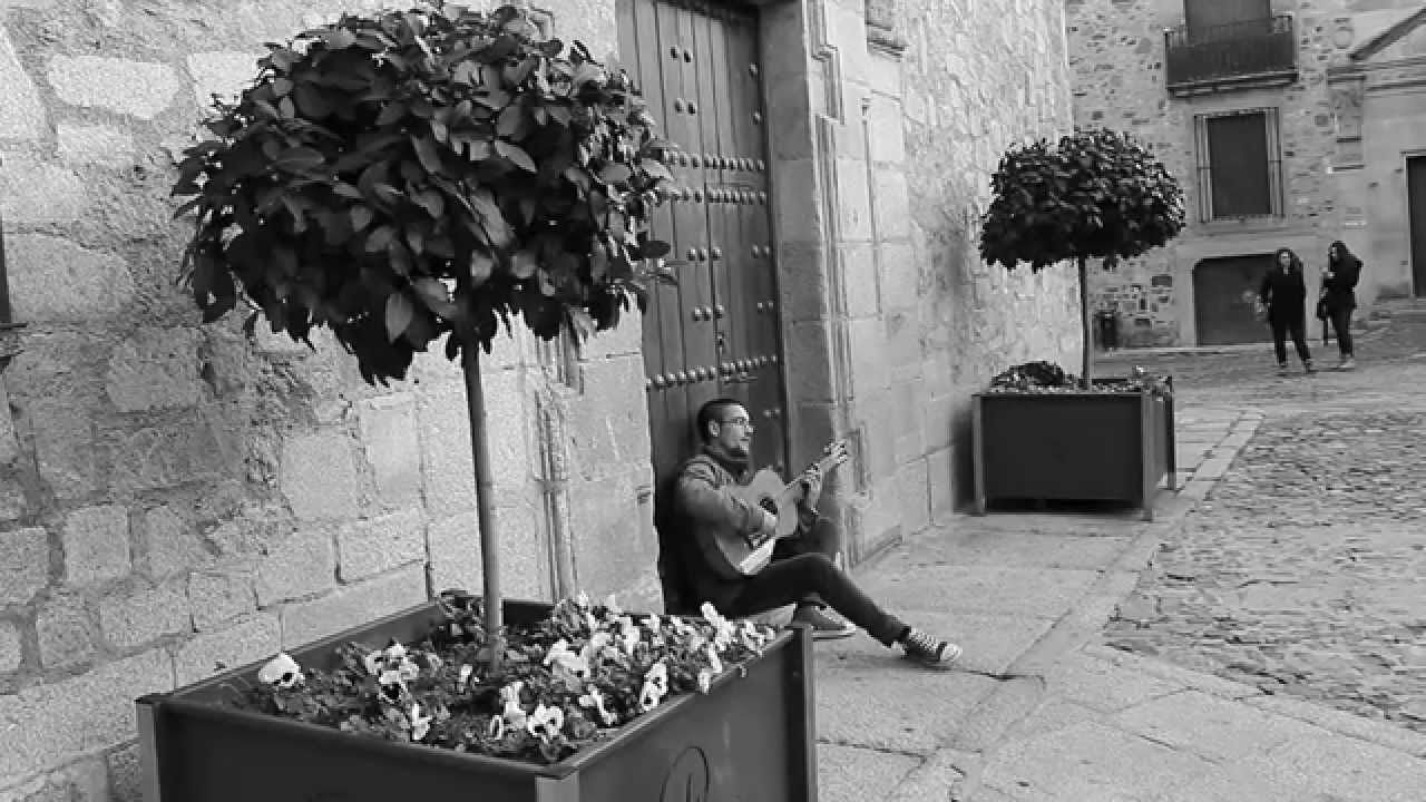 Guitarra flamenca en la parte antigua de Cáceres