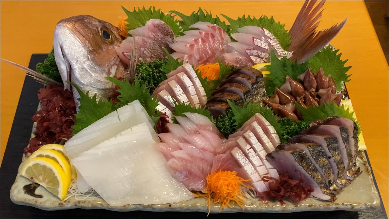春の旬魚盛り合わせ　初鰹は藁焼きにして燻しながら焼く！