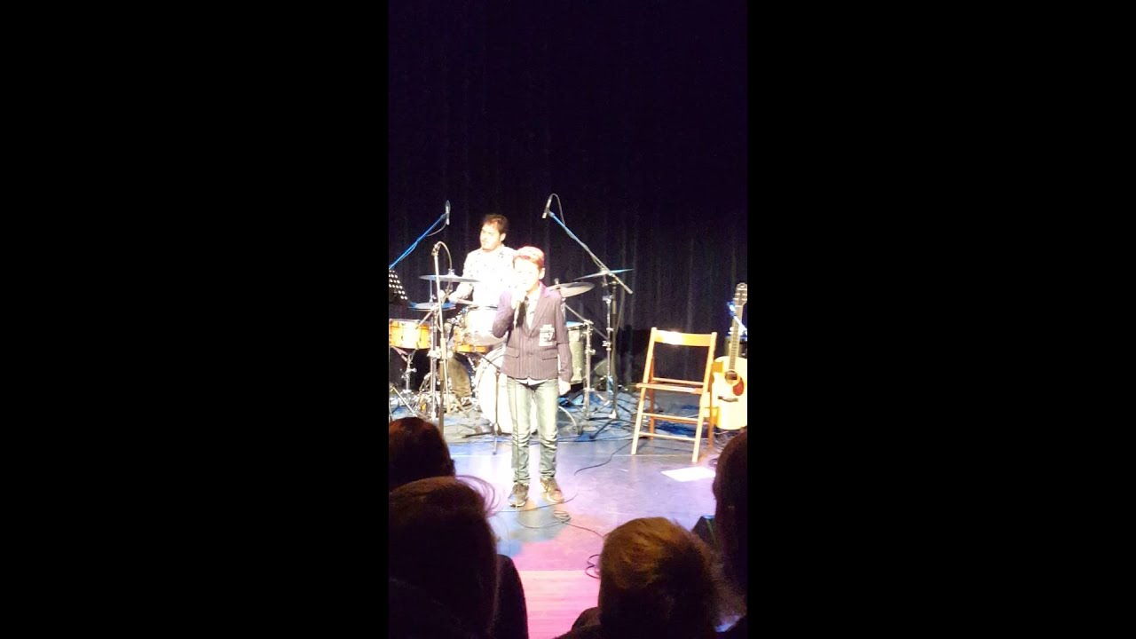 Thomas zingt Writings on the wall in  theater de Winsinghhof in Roden.