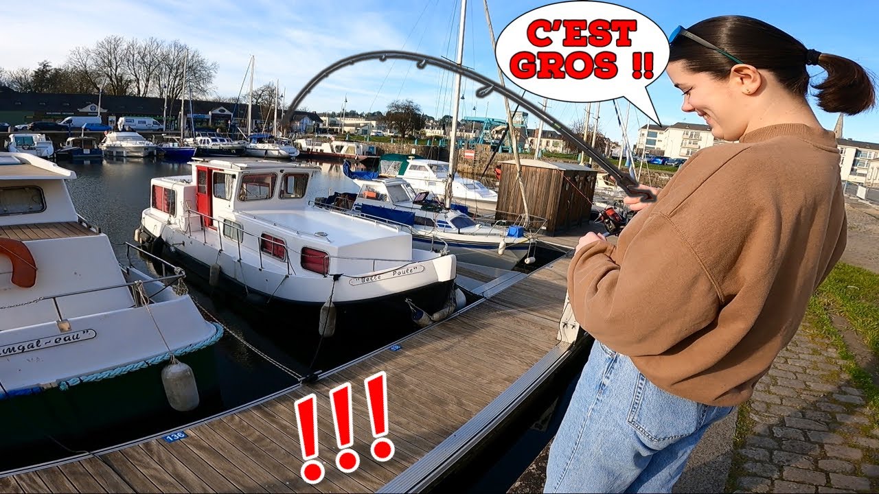 Elle pêche un gros poisson inattendu au milieu des bateaux au vers de terre !!
