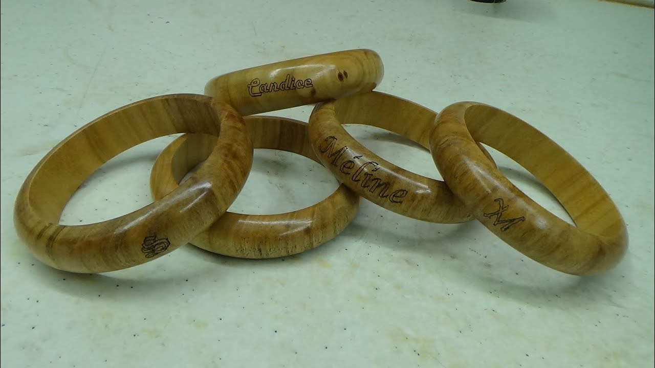 Tournage de bracelets en cerisier avec gravures