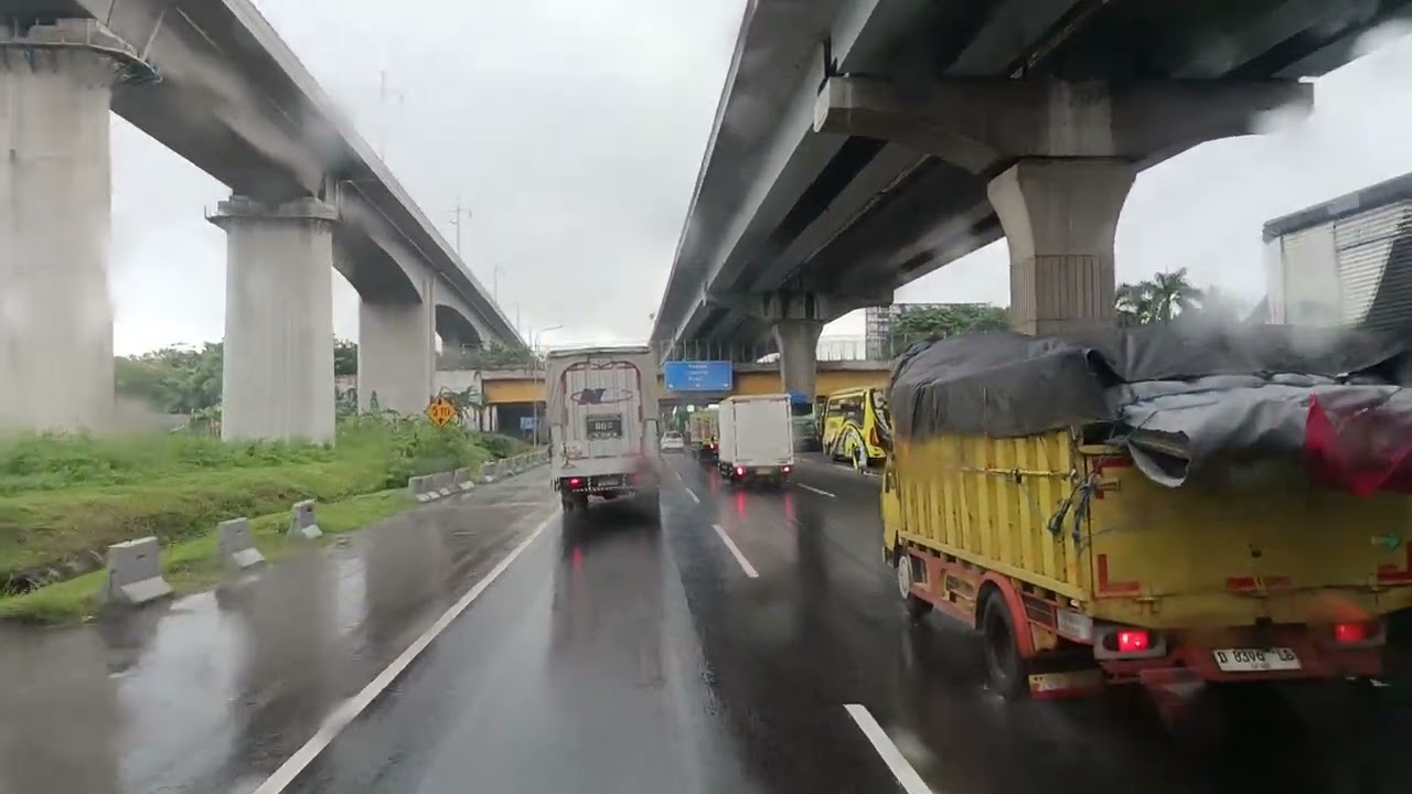 Daily driving aktivitas melintas du jalan tol jakarta mulai di km32 arah jakarta