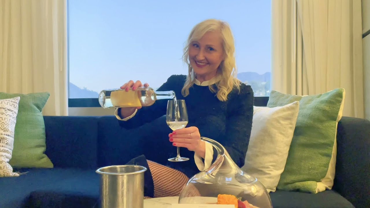 The Kimpton Everly Hotel Hollywood: Suite 1120 with a View of The Hollywood Sign - Los Angeles CA