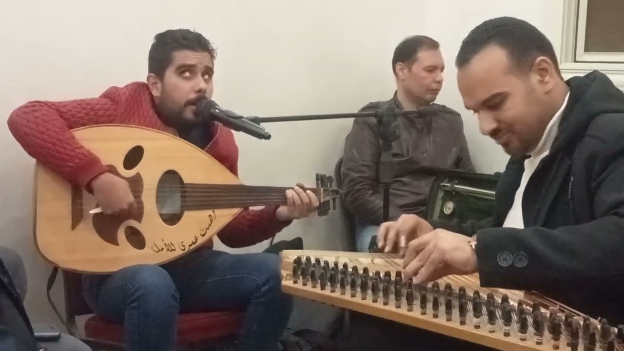 اسمع المطرب الجامد دا عمر فرحان هايبهرك في مقهى همسة الثقافي