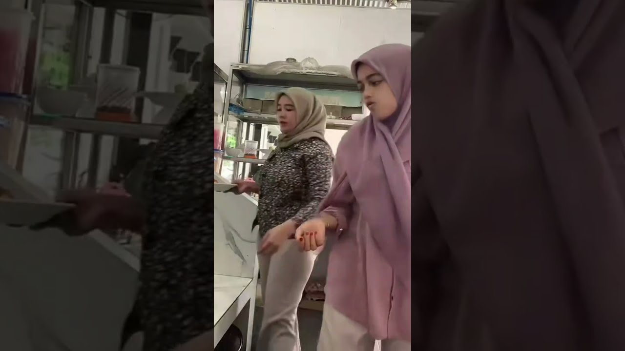 bunda cantik jualan sarapan pagi di warung yang ramai #live #viral #chubby #streetfood #foodlover