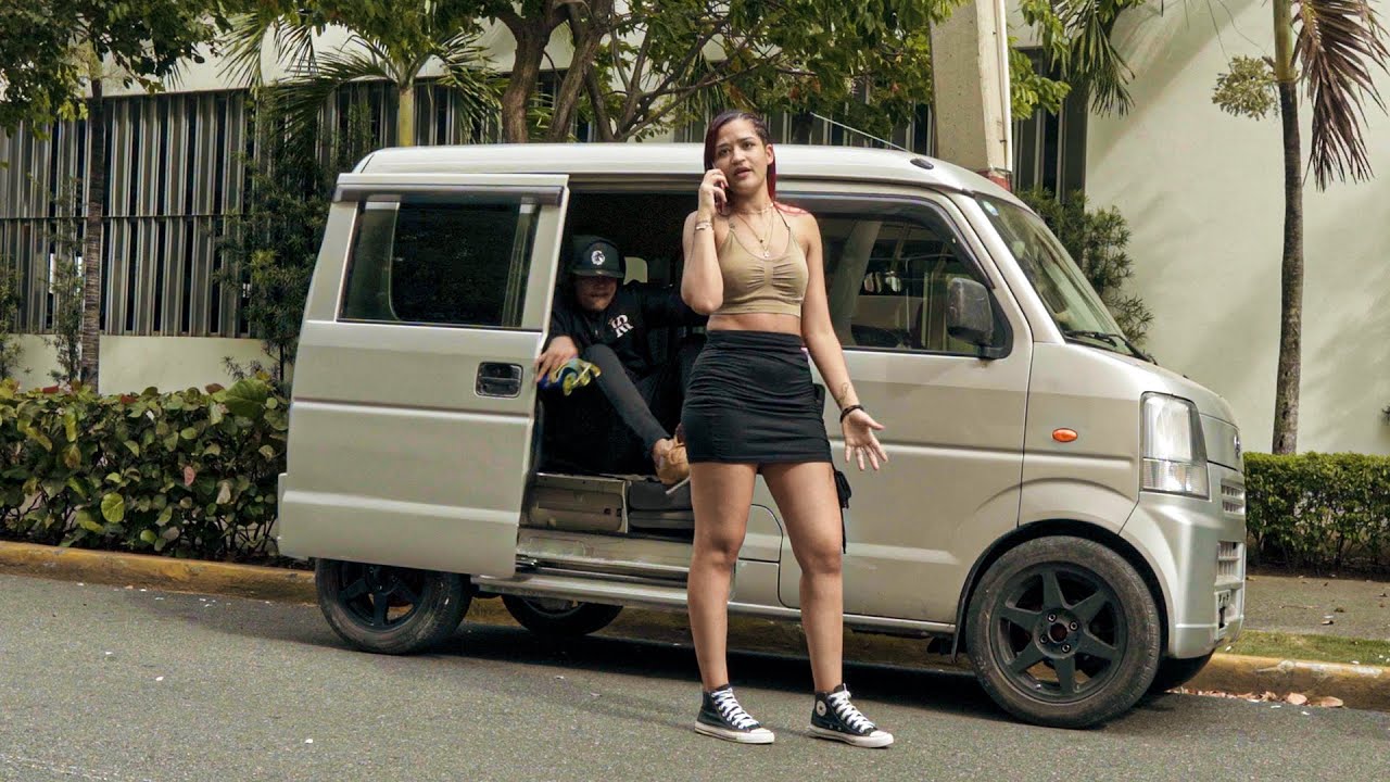 Mujer hace todo para salvar a una chica de estos hombres