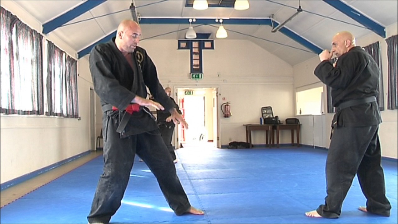 Jujitsu self defence against kicks